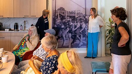 Buurtbewoners in gesprek in het buurthuis 